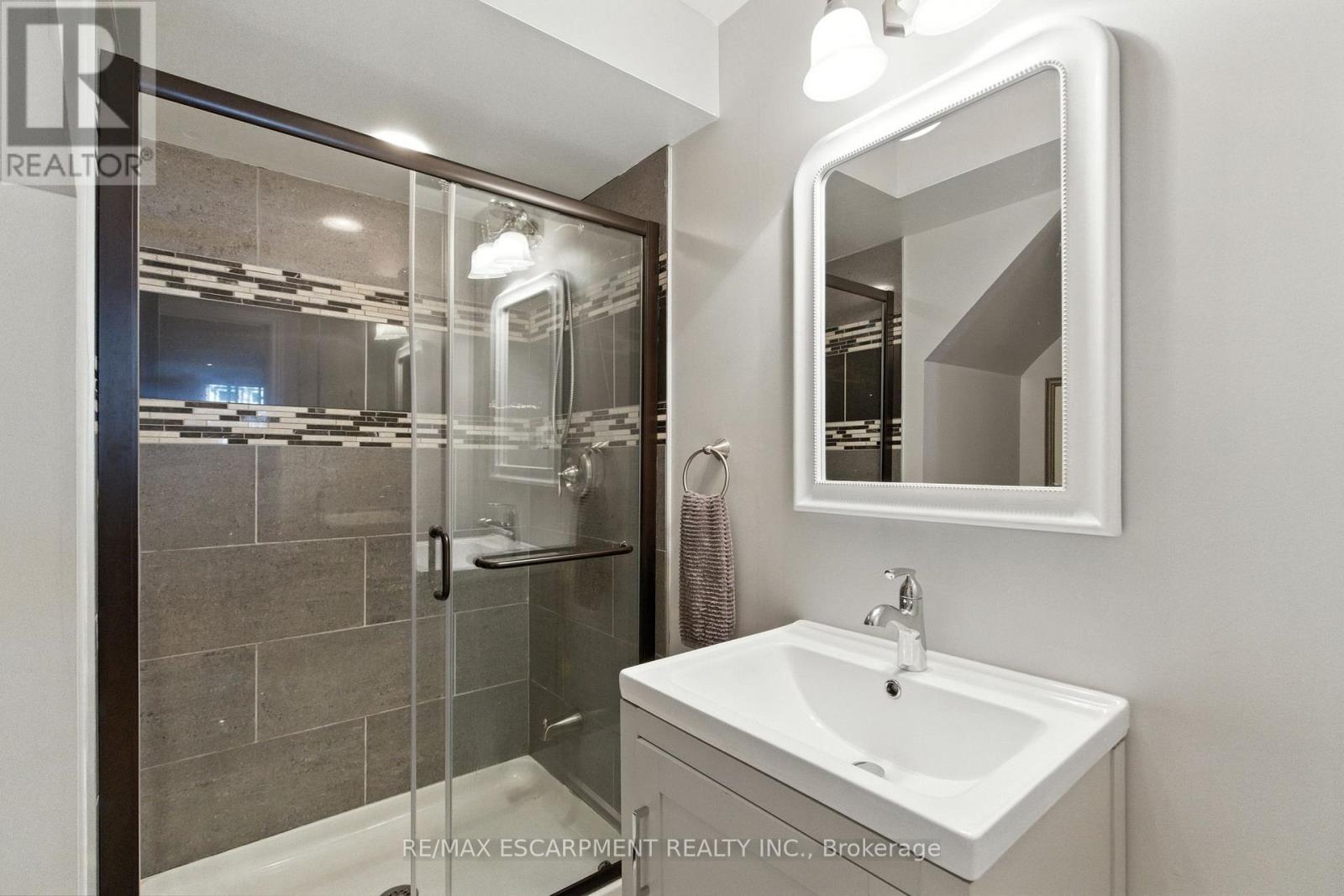36 Pinecreek Road, Hamilton, ON - Indoor Photo Showing Bathroom