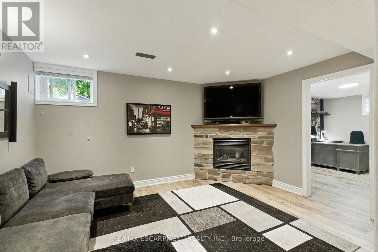 36 Pinecreek Road, Hamilton, ON - Indoor Photo Showing Living Room With Fireplace