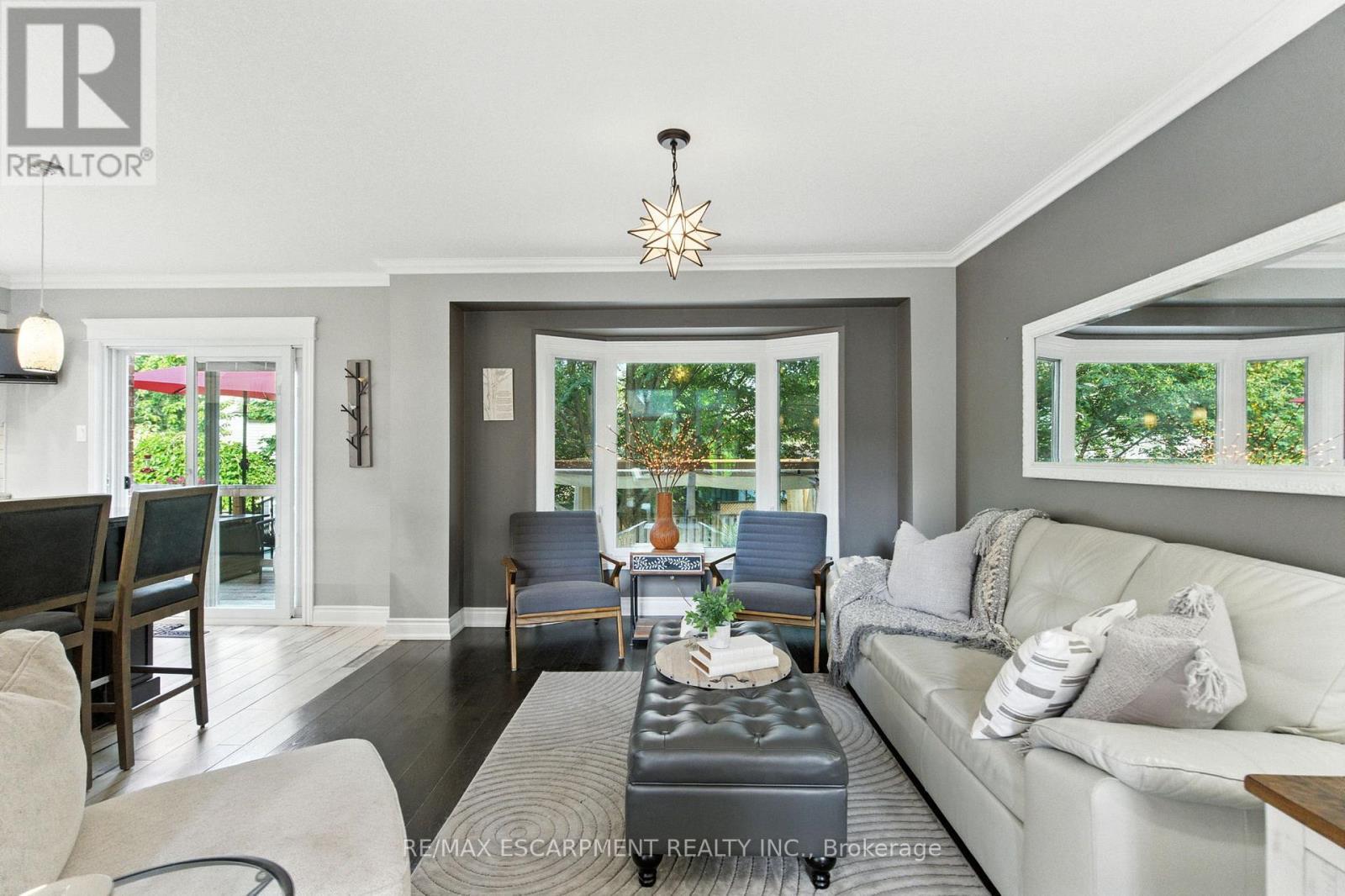 36 Pinecreek Road, Hamilton, ON - Indoor Photo Showing Living Room