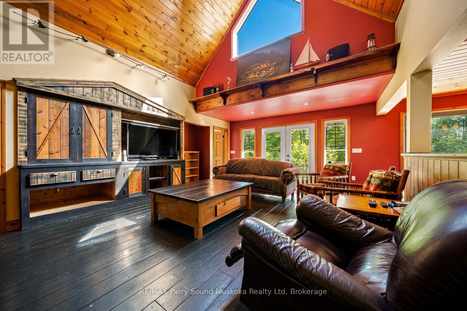 246 High Street, Georgian Bay (Freeman), ON - Indoor Photo Showing Living Room