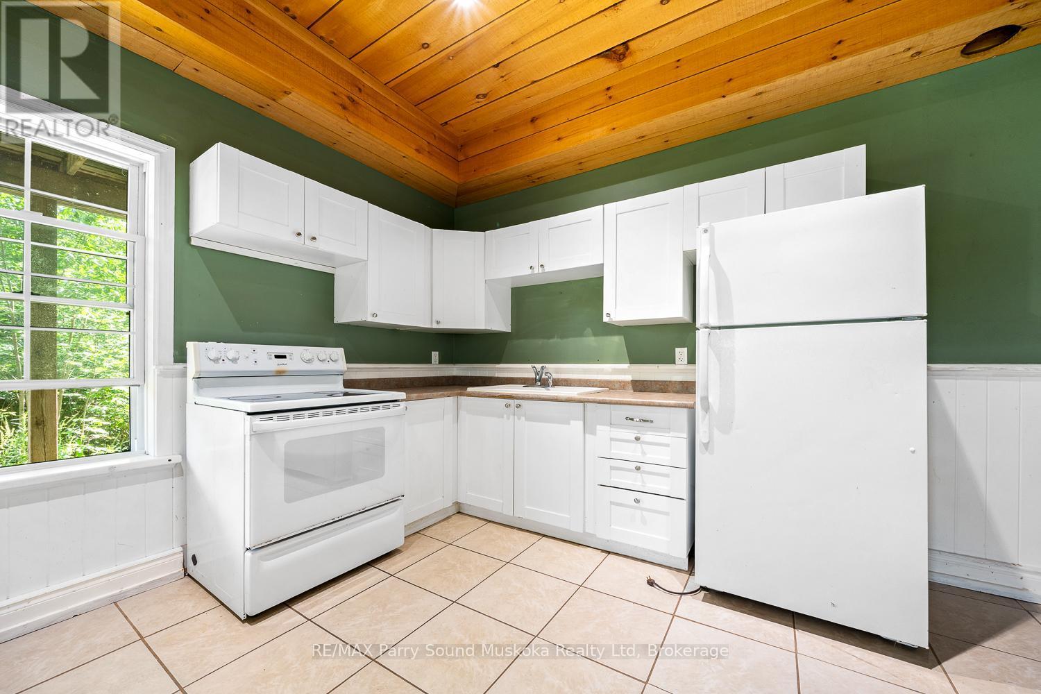 246 High Street, Georgian Bay (Freeman), ON - Indoor Photo Showing Kitchen