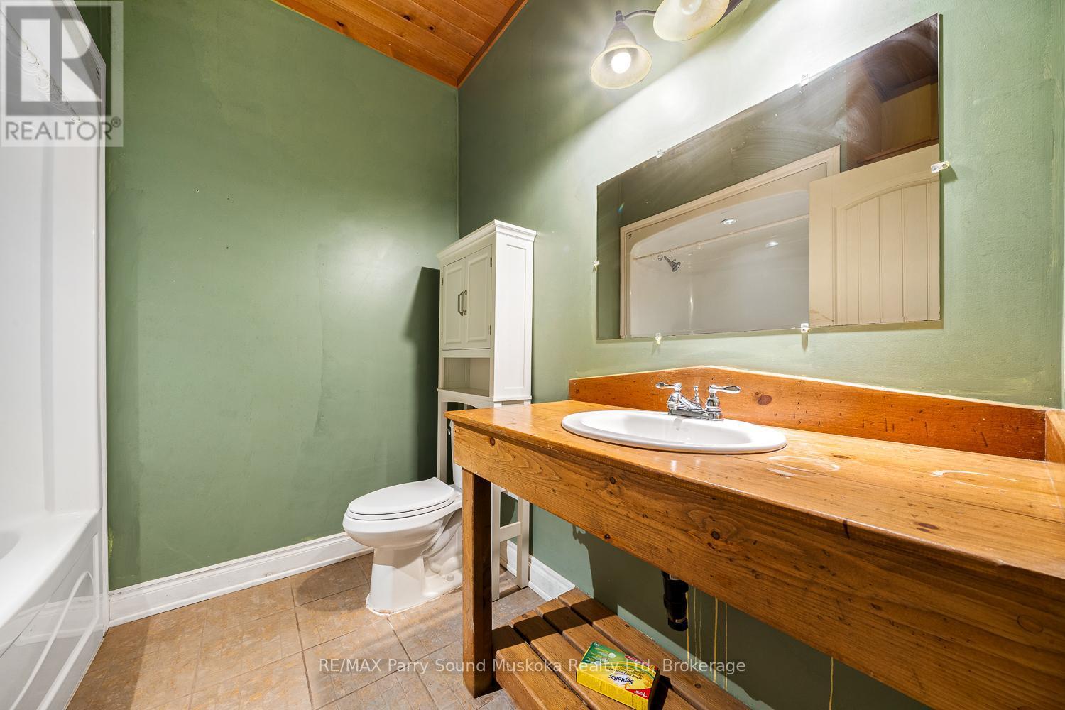 246 High Street, Georgian Bay (Freeman), ON - Indoor Photo Showing Bathroom