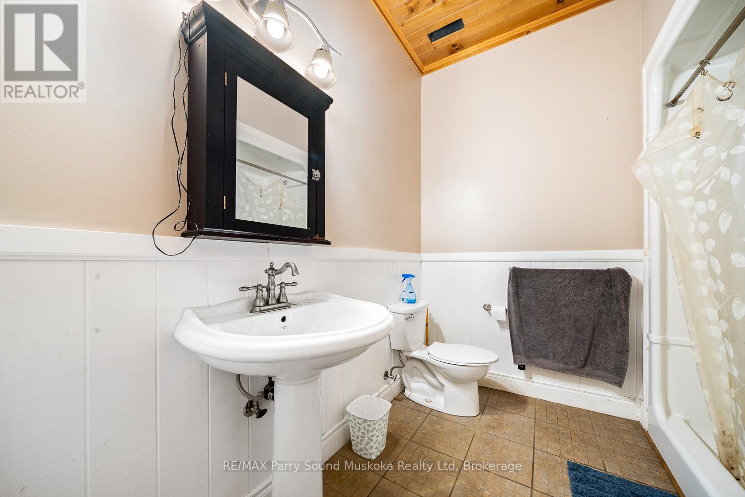 246 High Street, Georgian Bay (Freeman), ON - Indoor Photo Showing Bathroom