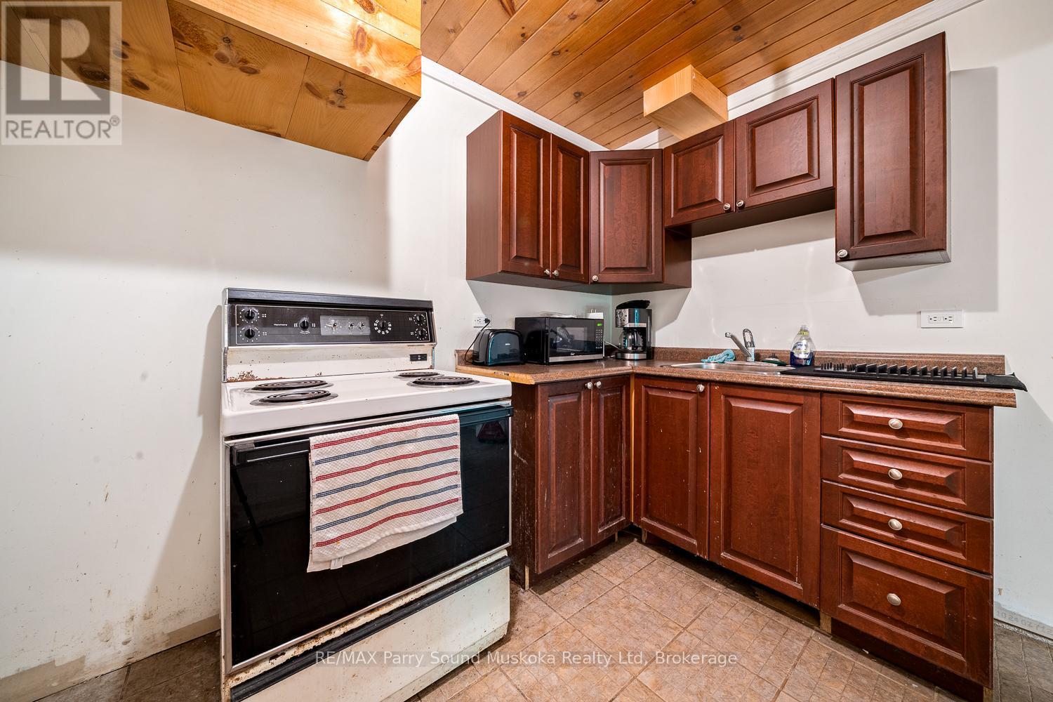 246 High Street, Georgian Bay (Freeman), ON - Indoor Photo Showing Kitchen