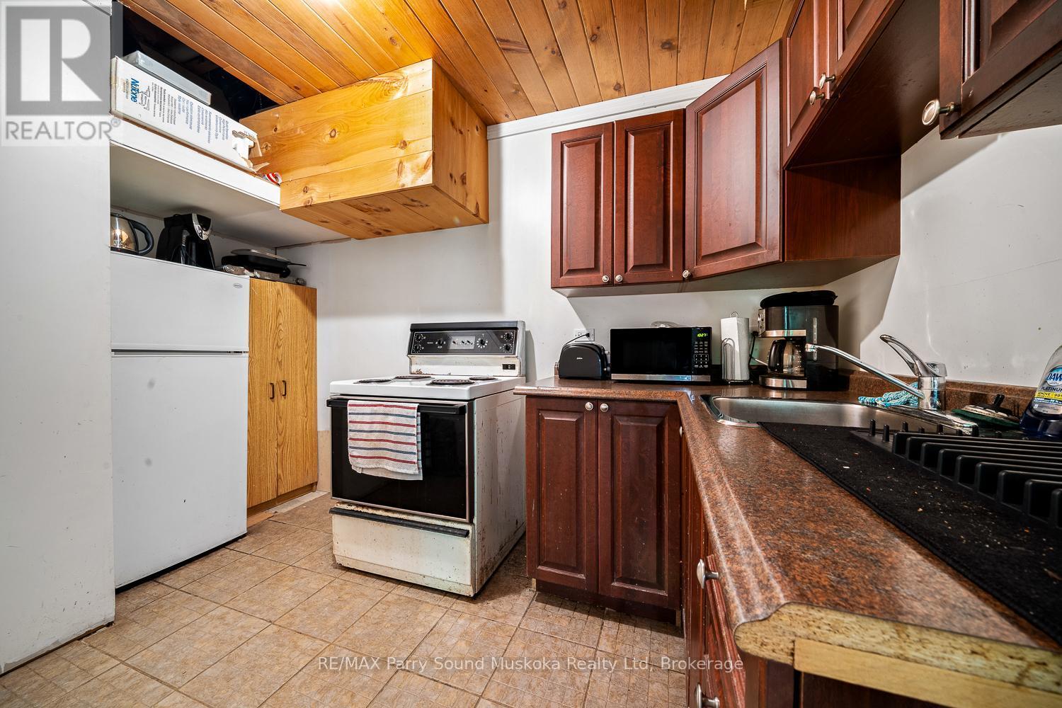 246 High Street, Georgian Bay (Freeman), ON - Indoor Photo Showing Kitchen With Double Sink