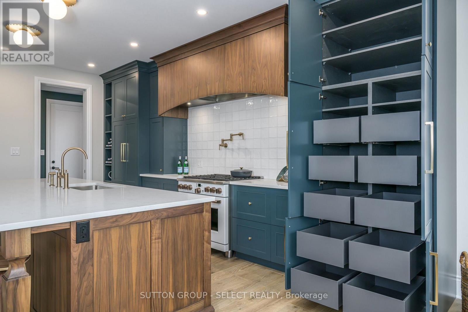 597 Creekview Chase, London North (North R), ON - Indoor Photo Showing Kitchen With Upgraded Kitchen