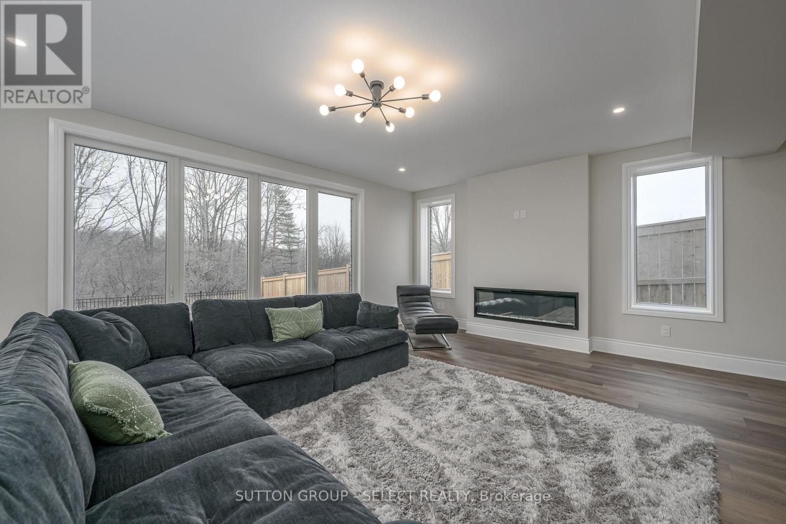 597 Creekview Chase, London North (North R), ON - Indoor Photo Showing Living Room With Fireplace