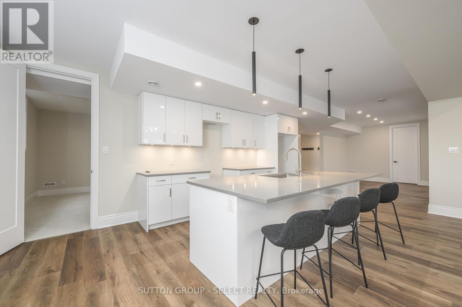 597 Creekview Chase, London North (North R), ON - Indoor Photo Showing Kitchen With Upgraded Kitchen