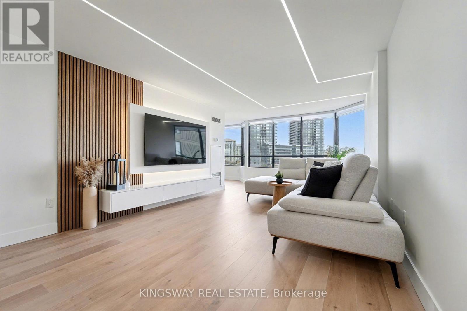 712 - 7420 Bathurst Street, Vaughan, ON - Indoor Photo Showing Living Room