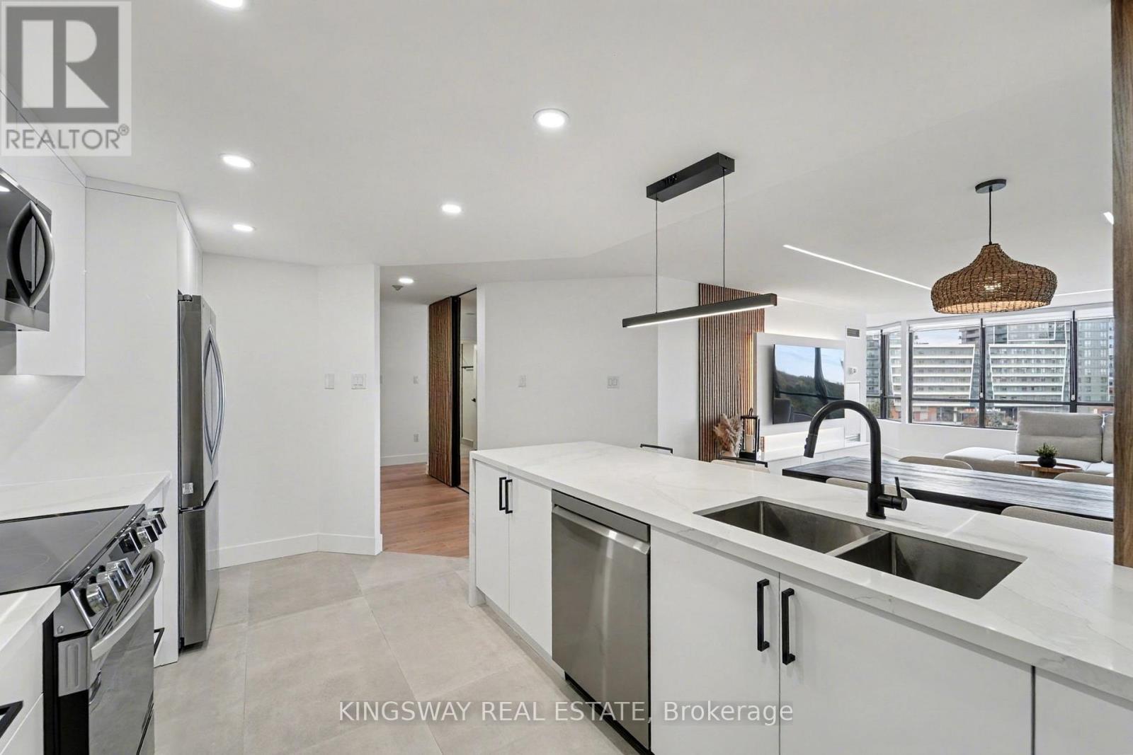 712 - 7420 Bathurst Street, Vaughan, ON - Indoor Photo Showing Kitchen With Stainless Steel Kitchen With Double Sink With Upgraded Kitchen