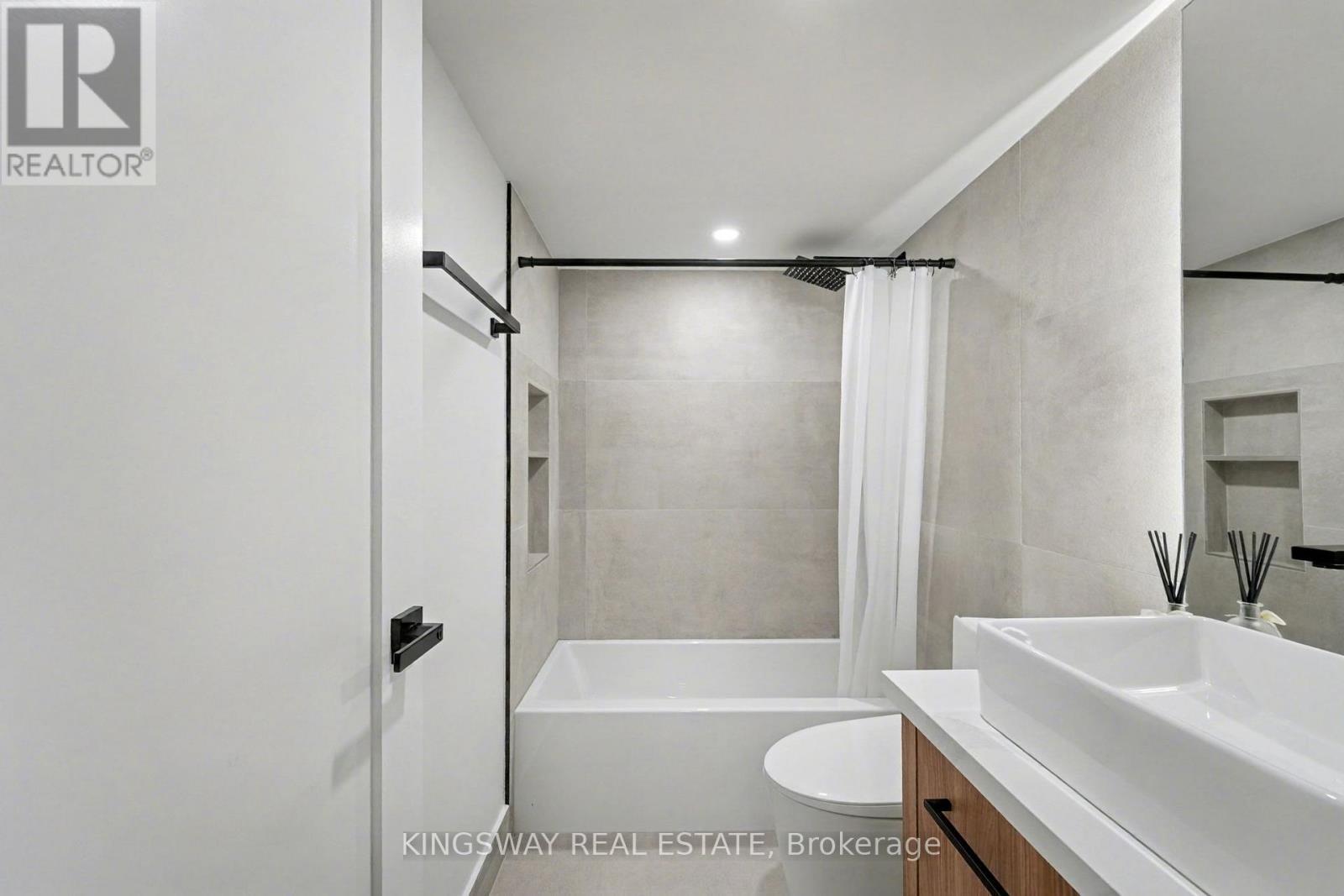 712 - 7420 Bathurst Street, Vaughan, ON - Indoor Photo Showing Bathroom