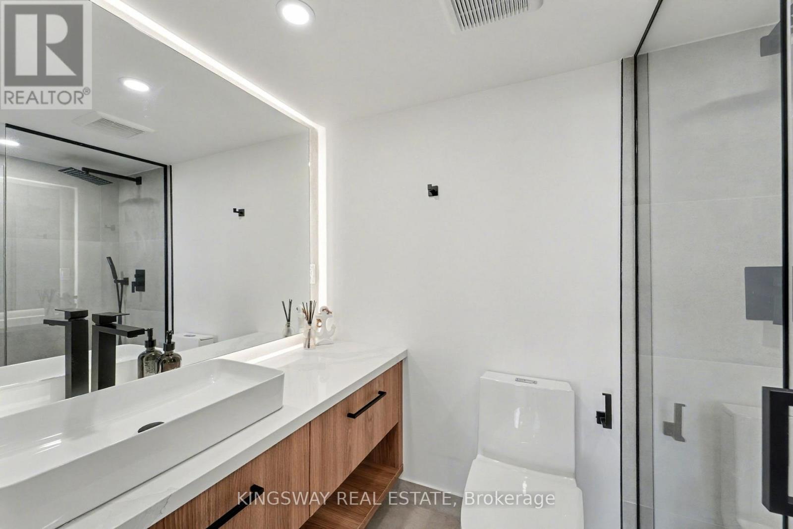 712 - 7420 Bathurst Street, Vaughan, ON - Indoor Photo Showing Bathroom