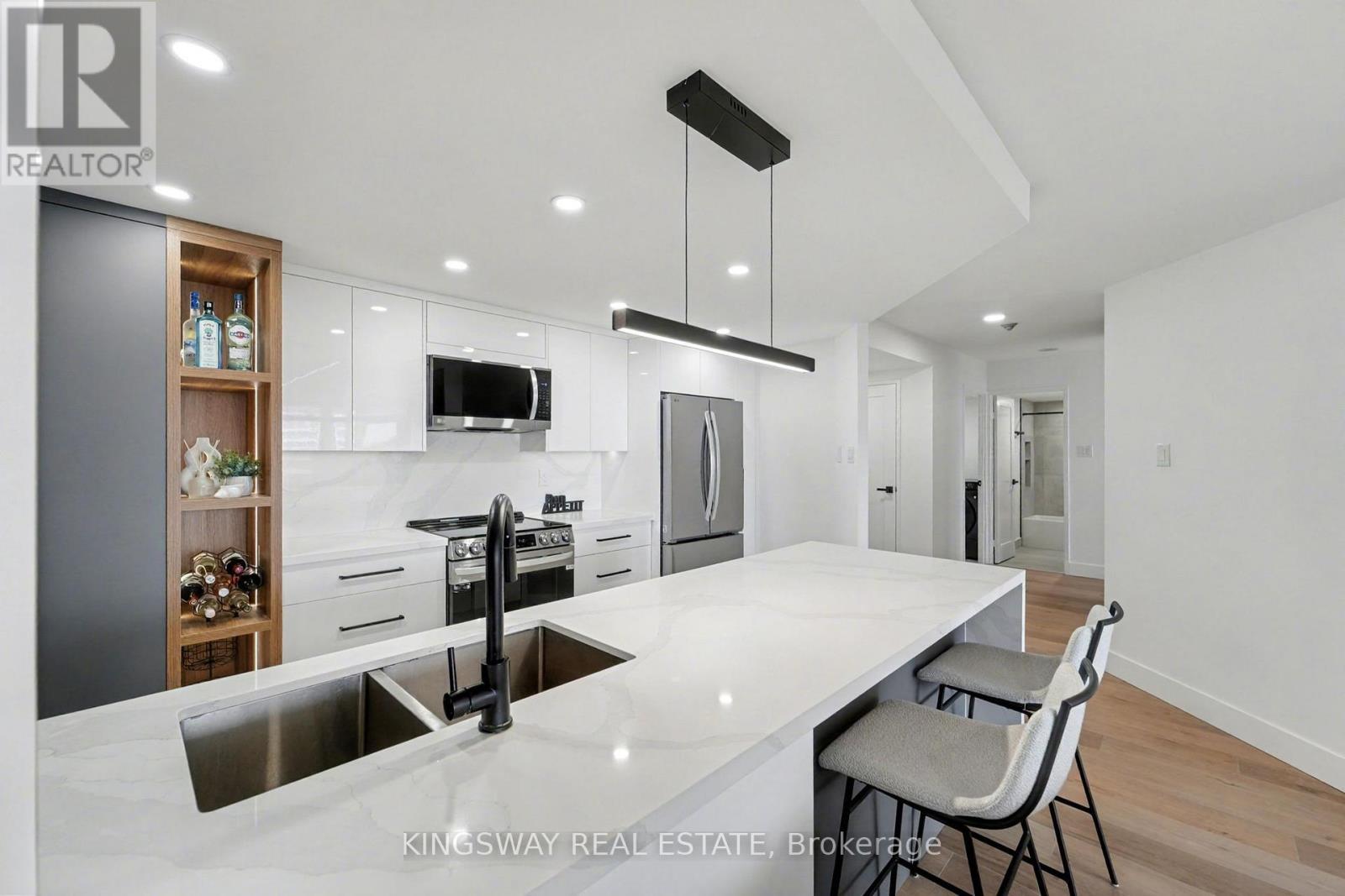 712 - 7420 Bathurst Street, Vaughan, ON - Indoor Photo Showing Kitchen With Double Sink With Upgraded Kitchen
