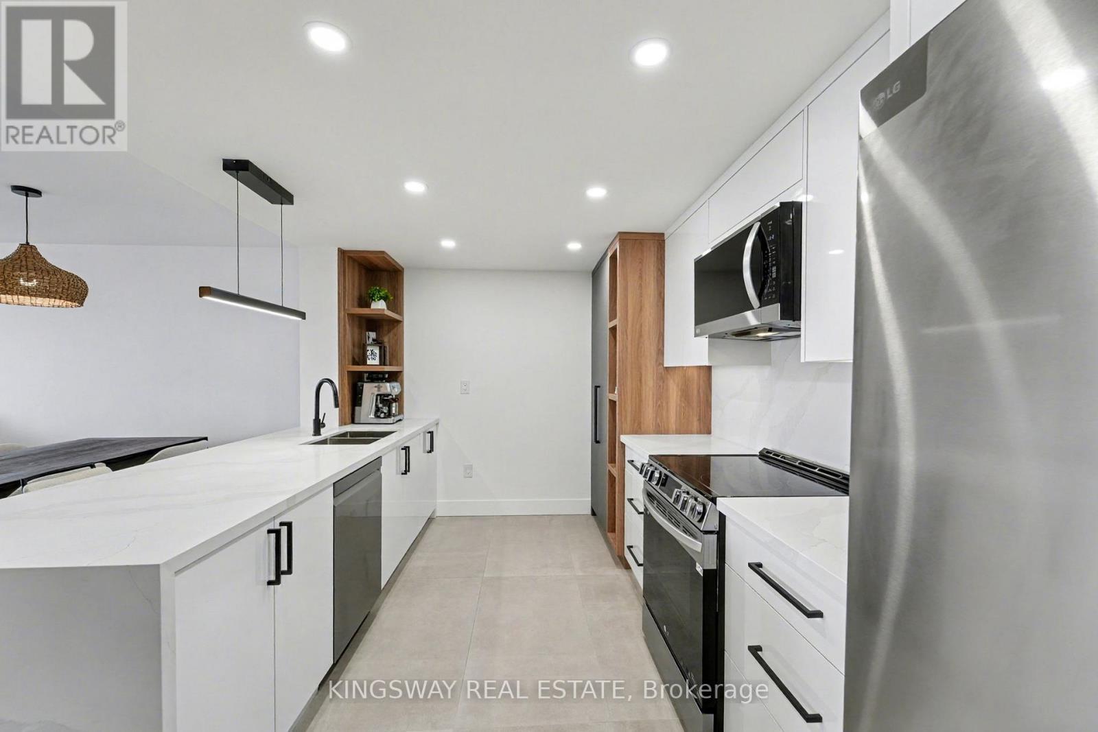 712 - 7420 Bathurst Street, Vaughan, ON - Indoor Photo Showing Kitchen With Upgraded Kitchen