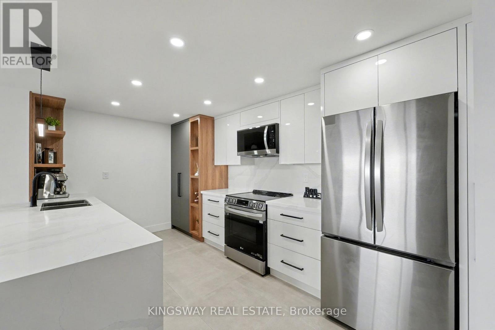 712 - 7420 Bathurst Street, Vaughan, ON - Indoor Photo Showing Kitchen With Stainless Steel Kitchen With Upgraded Kitchen