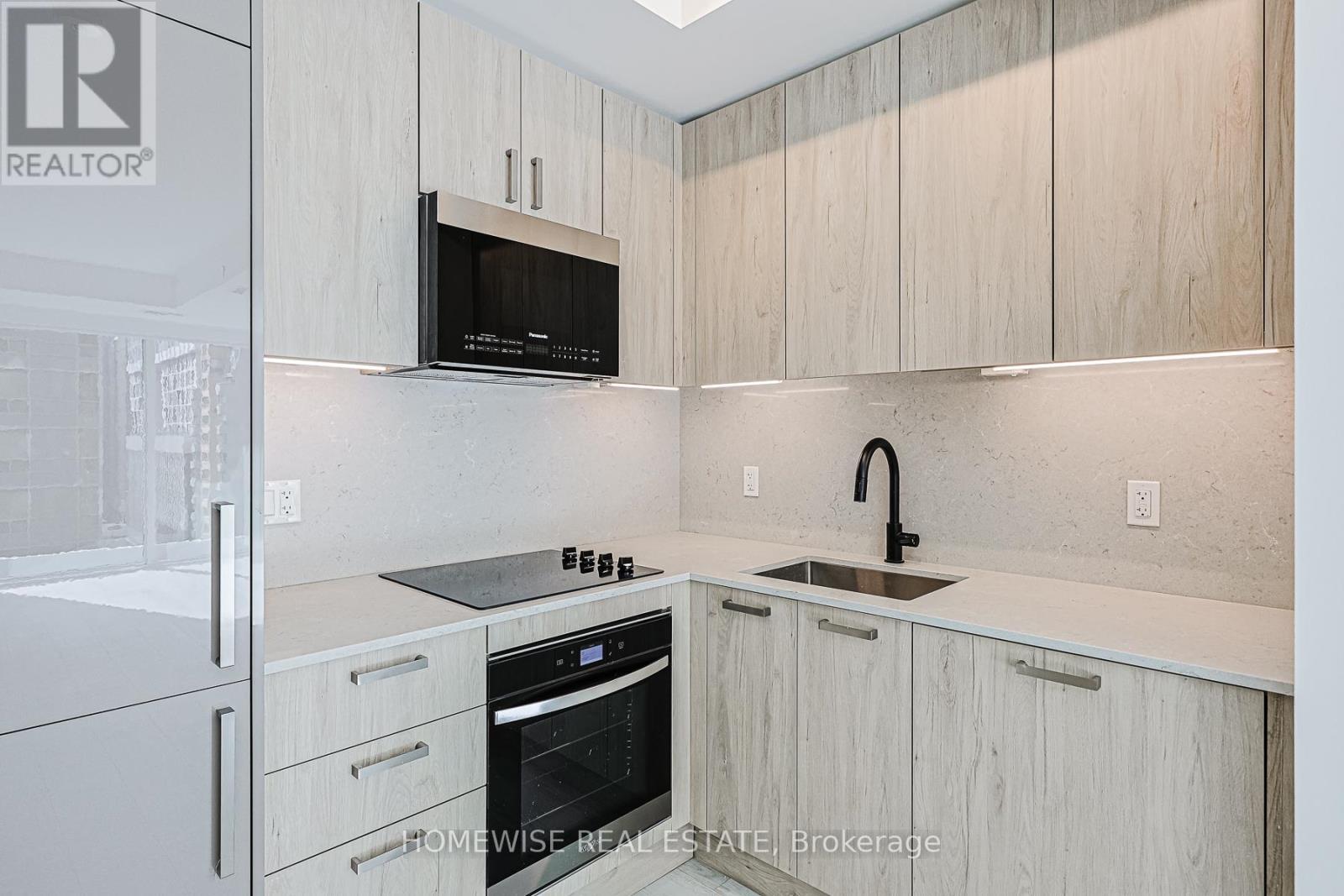 604 - 280 Dundas Street W, Toronto, ON - Indoor Photo Showing Kitchen With Upgraded Kitchen