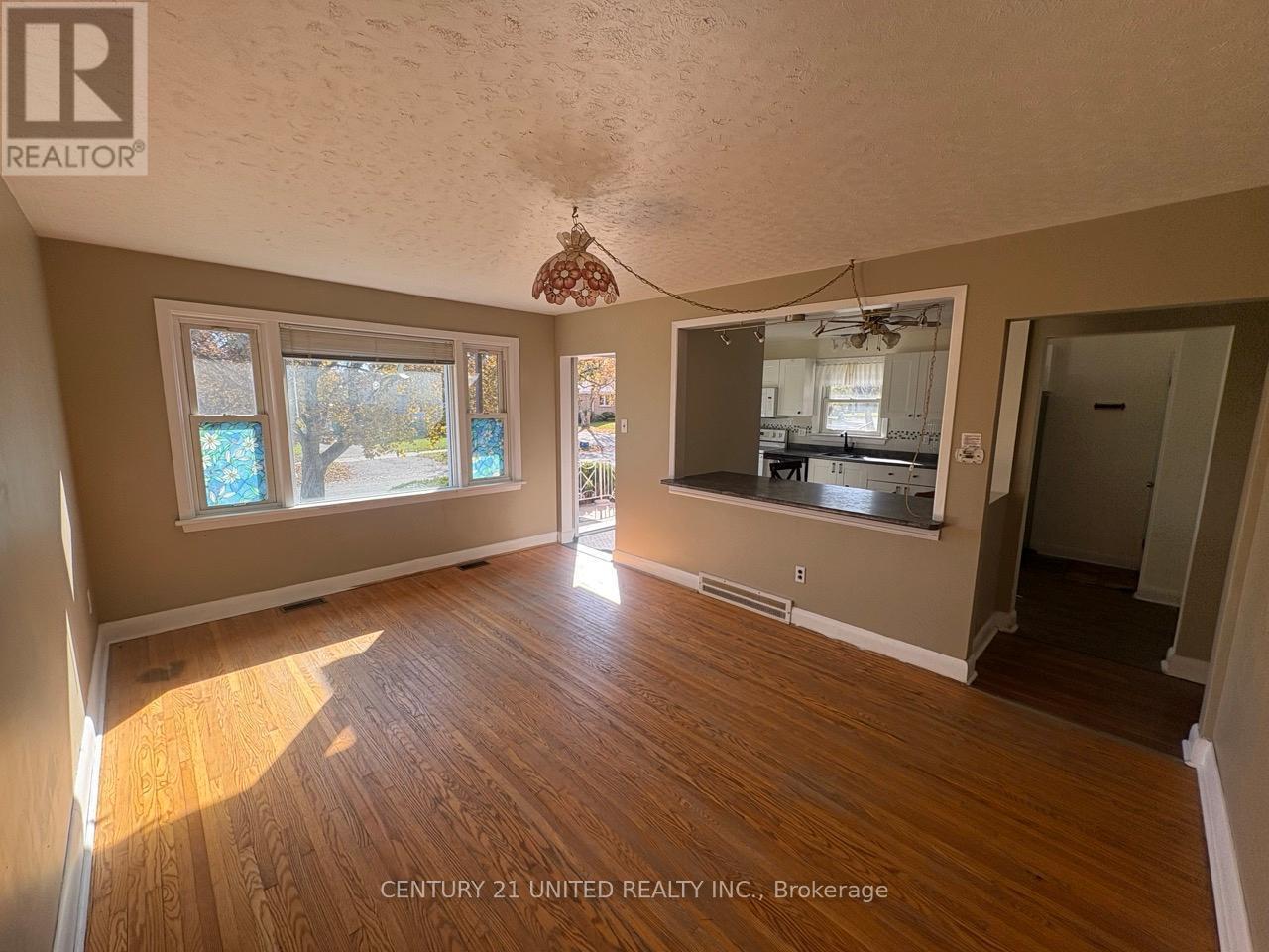 378 Aberdeen Avenue, Peterborough (Northcrest Ward 5), ON - Indoor Photo Showing Living Room