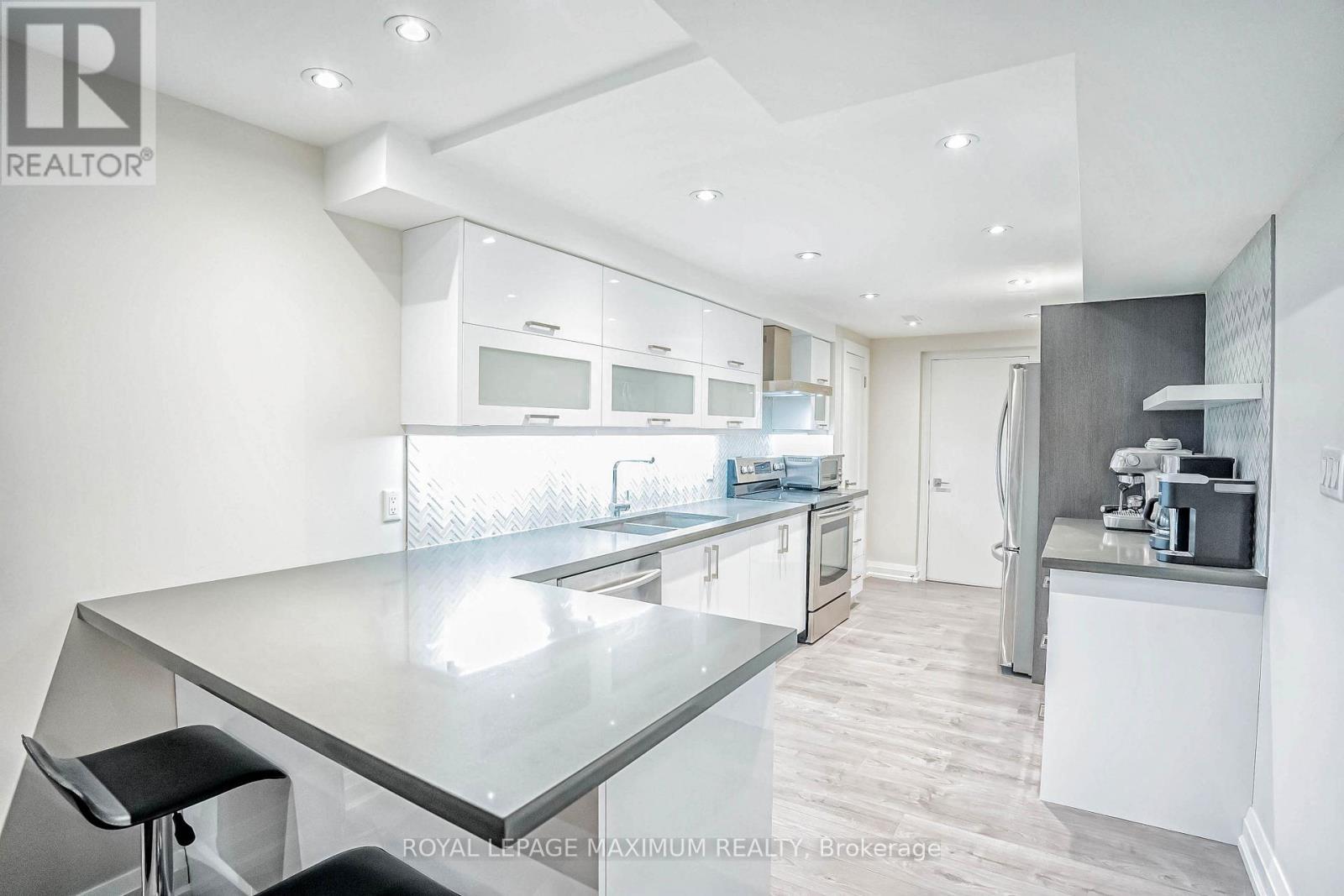 19 Corner Brook Crescent, Vaughan, ON - Indoor Photo Showing Kitchen With Upgraded Kitchen