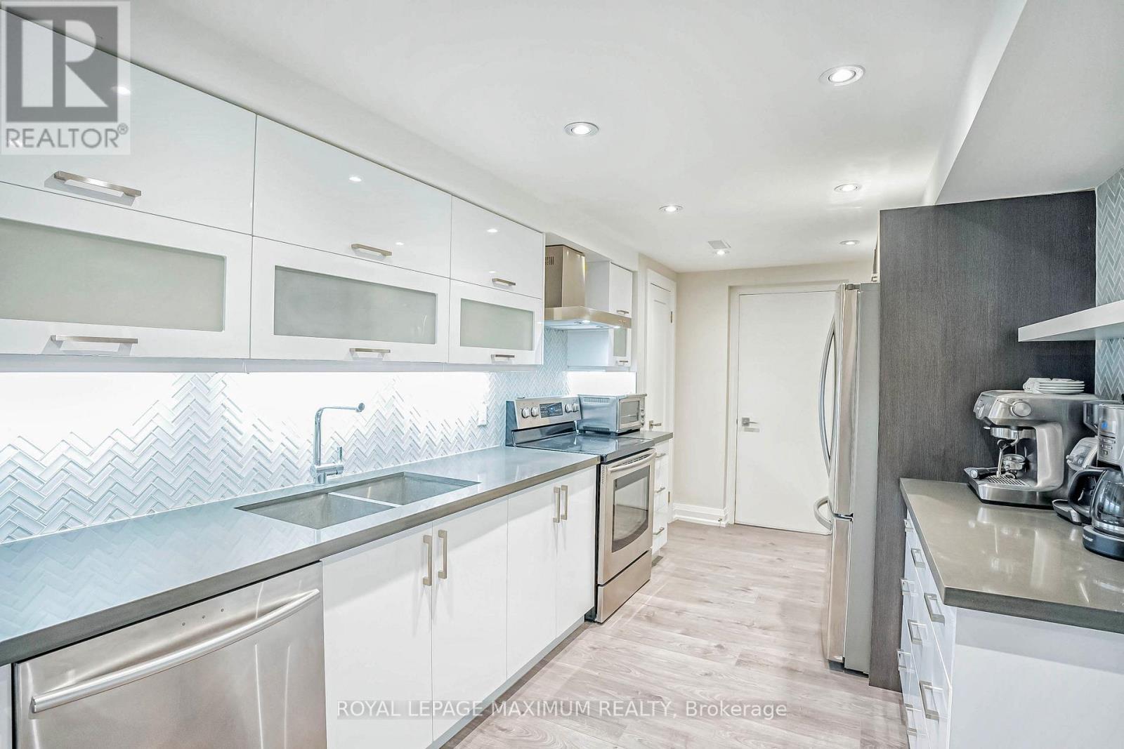 19 Corner Brook Crescent, Vaughan, ON - Indoor Photo Showing Kitchen With Double Sink With Upgraded Kitchen
