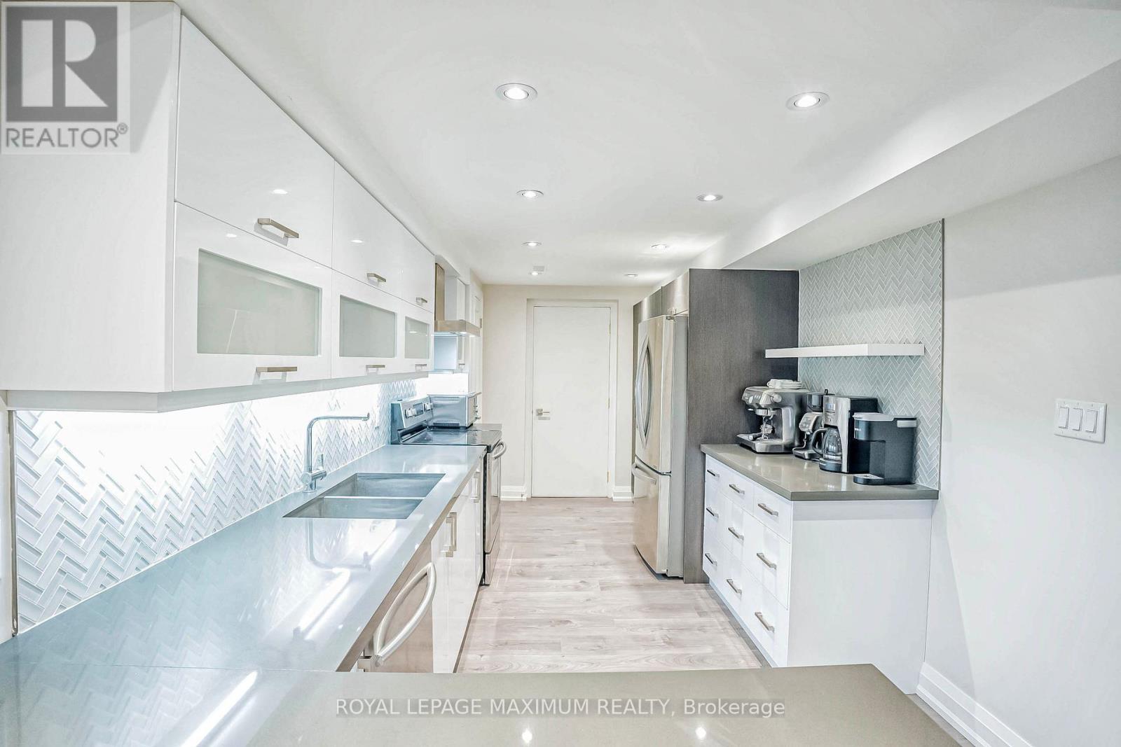 19 Corner Brook Crescent, Vaughan, ON - Indoor Photo Showing Kitchen With Double Sink