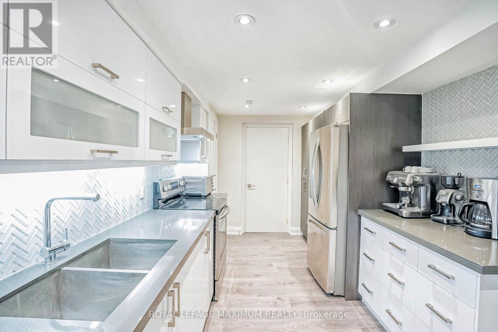 19 Corner Brook Crescent, Vaughan, ON - Indoor Photo Showing Kitchen With Upgraded Kitchen