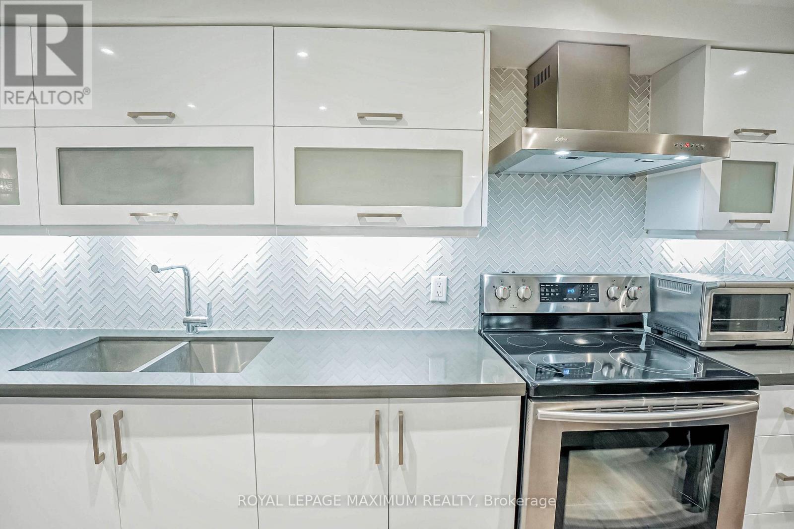 19 Corner Brook Crescent, Vaughan, ON - Indoor Photo Showing Kitchen With Upgraded Kitchen