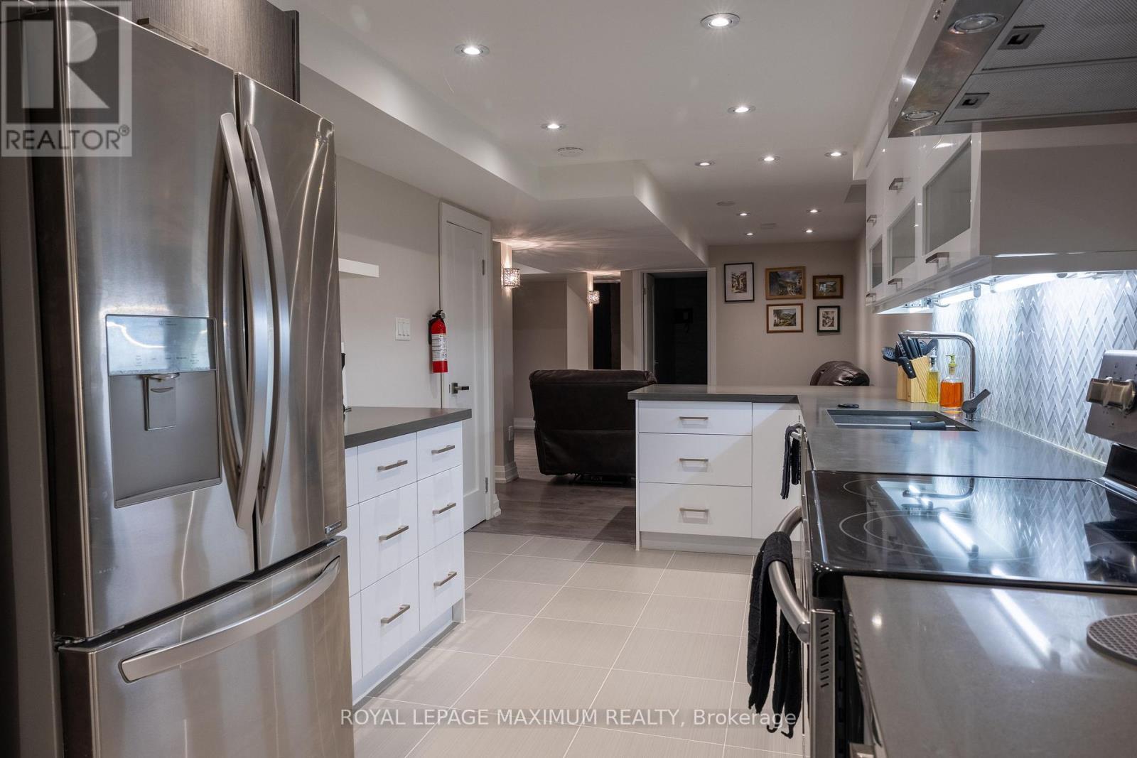 19 Corner Brook Crescent, Vaughan, ON - Indoor Photo Showing Kitchen