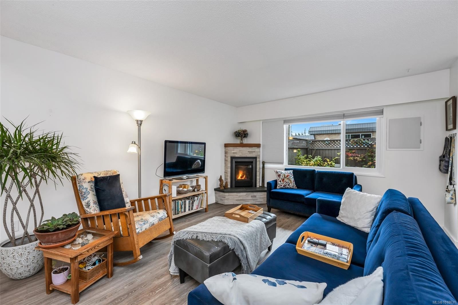 A-618 Kelly Rd, Colwood, BC - Indoor Photo Showing Living Room With Fireplace