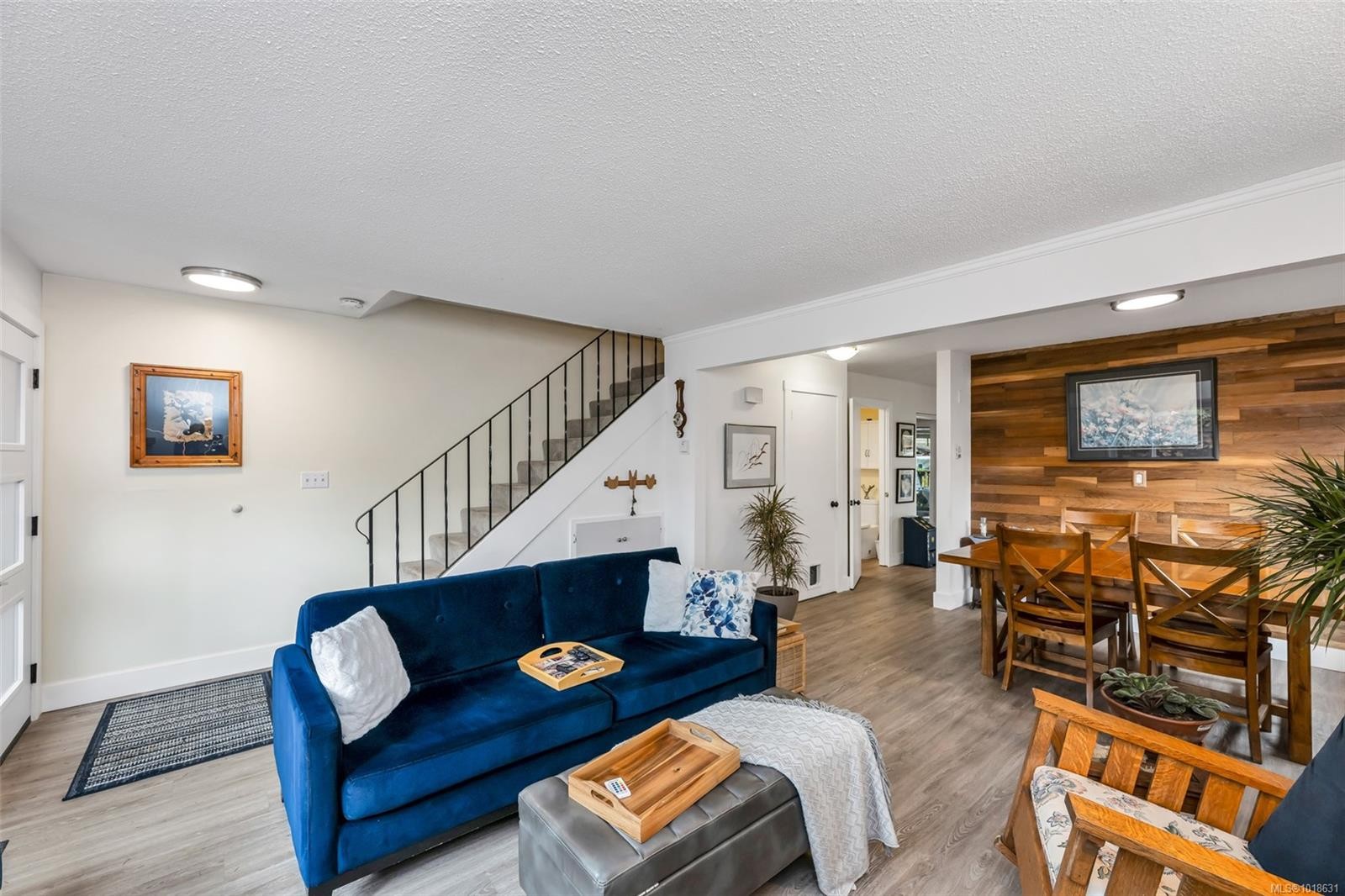 A-618 Kelly Rd, Colwood, BC - Indoor Photo Showing Living Room