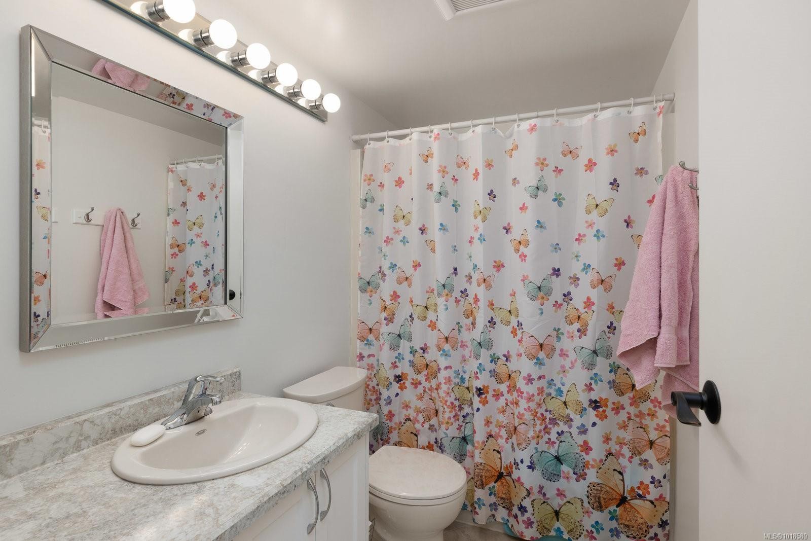 204-2490 Bevan Ave, Sidney, BC - Indoor Photo Showing Bathroom