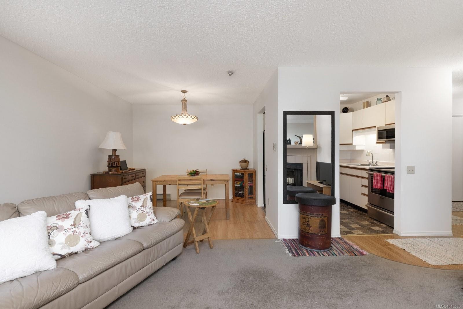 204-2490 Bevan Ave, Sidney, BC - Indoor Photo Showing Living Room