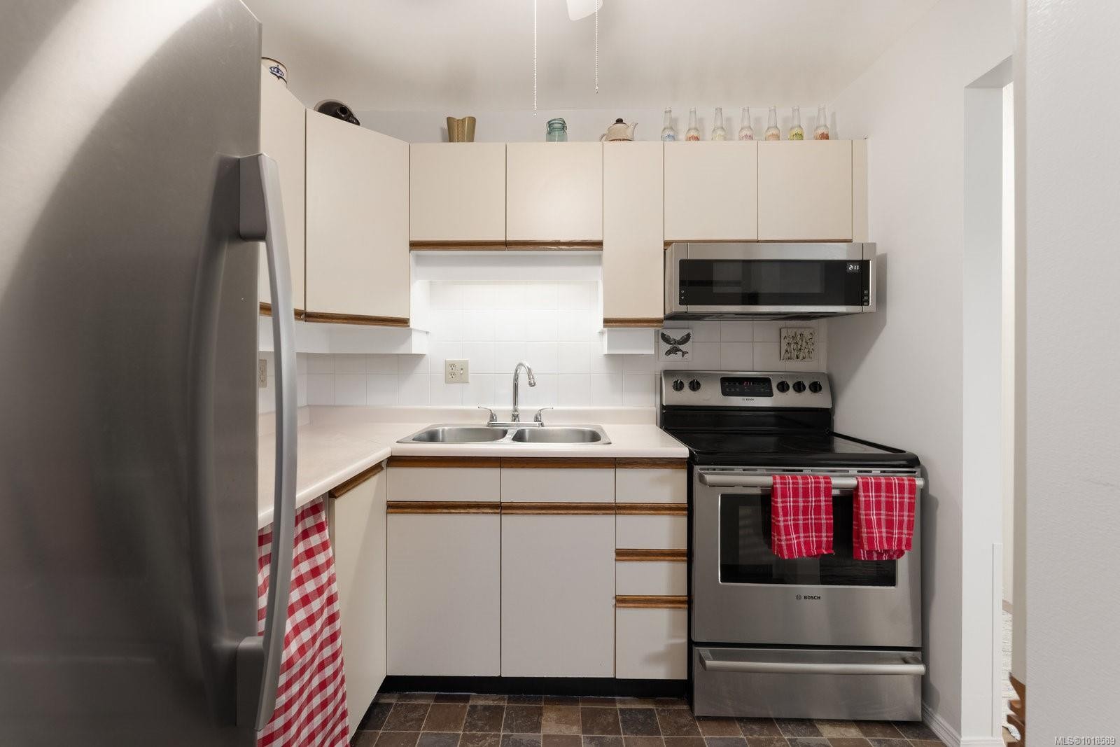 204-2490 Bevan Ave, Sidney, BC - Indoor Photo Showing Kitchen With Double Sink
