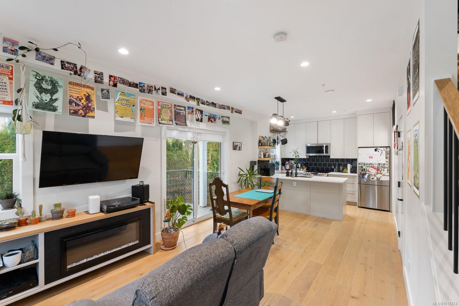 6-937 Colville Rd, Esquimalt, BC