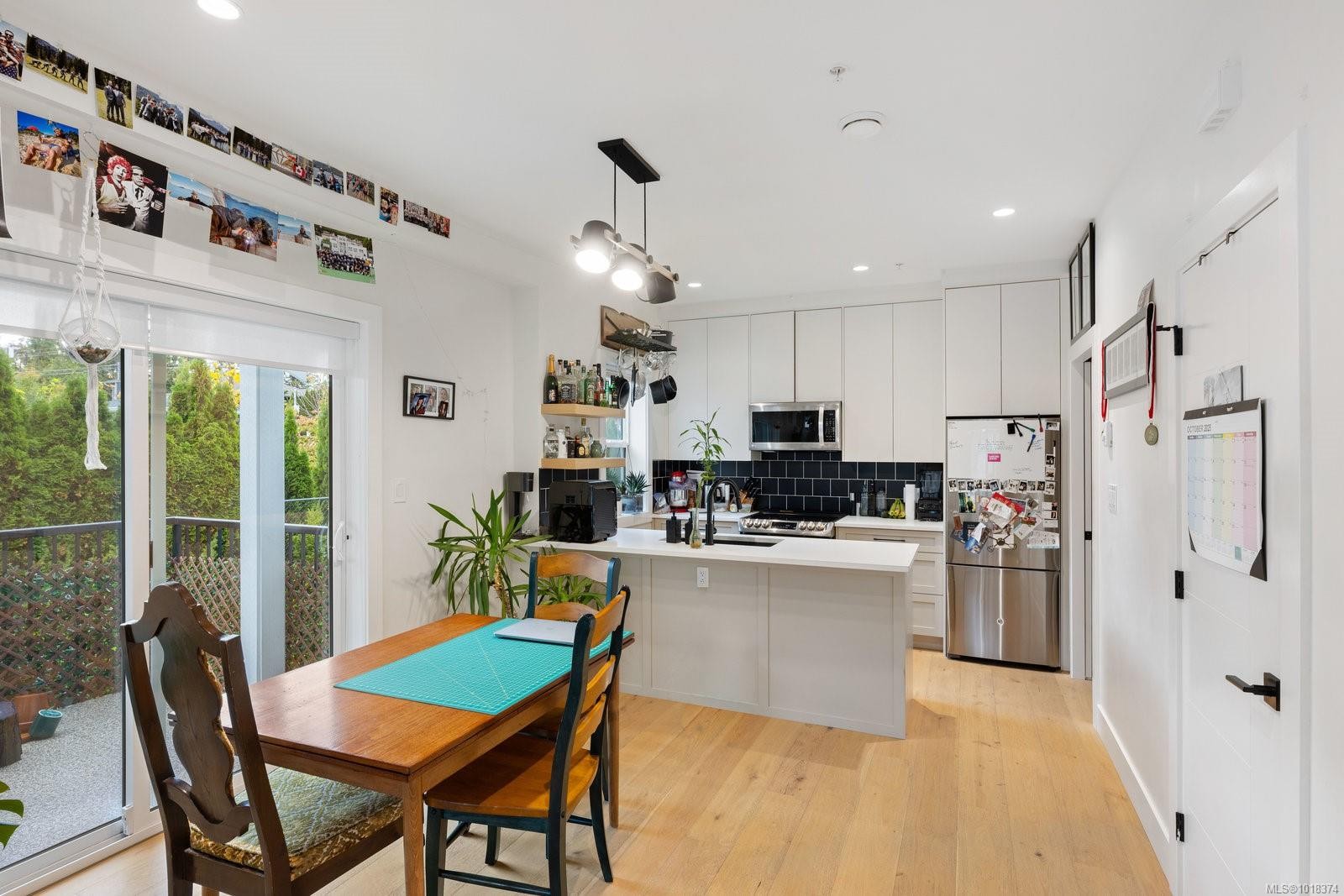 6-937 Colville Rd, Esquimalt, BC