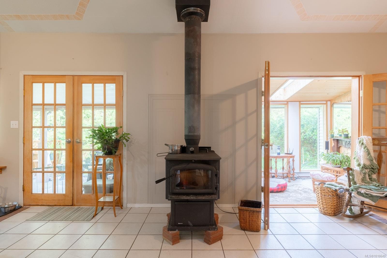 A-280 Binnacle Rd, Bamfield, BC - Indoor With Fireplace