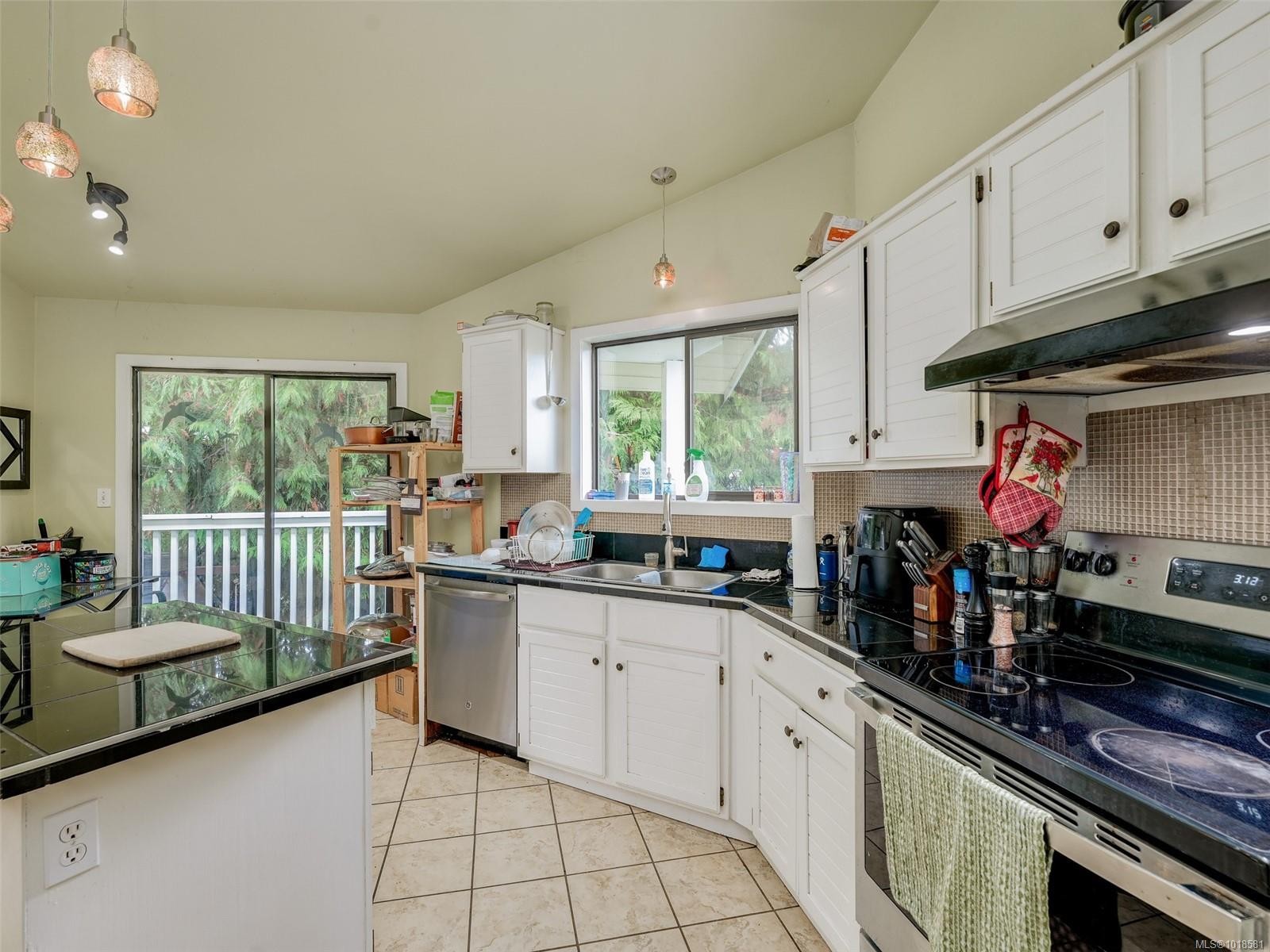 1544 Granada Cres, Saanich, BC