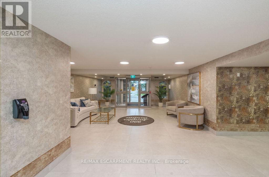 202 - 990 Golf Links Road, Hamilton, ON - Indoor Photo Showing Other Room