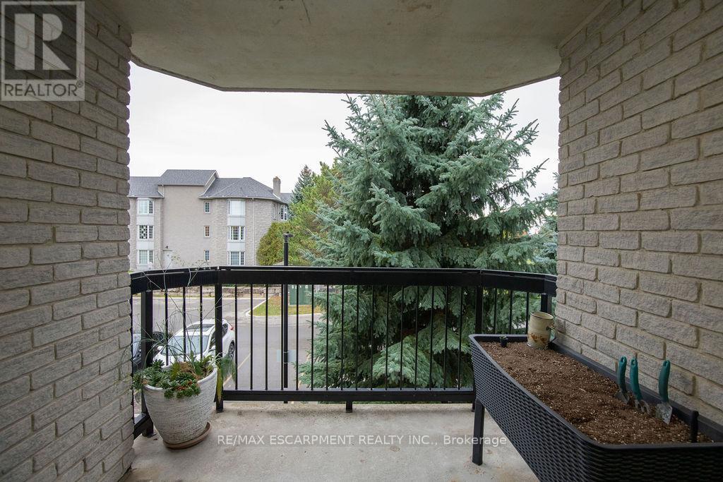 202 - 990 Golf Links Road, Hamilton, ON - Outdoor With Exterior