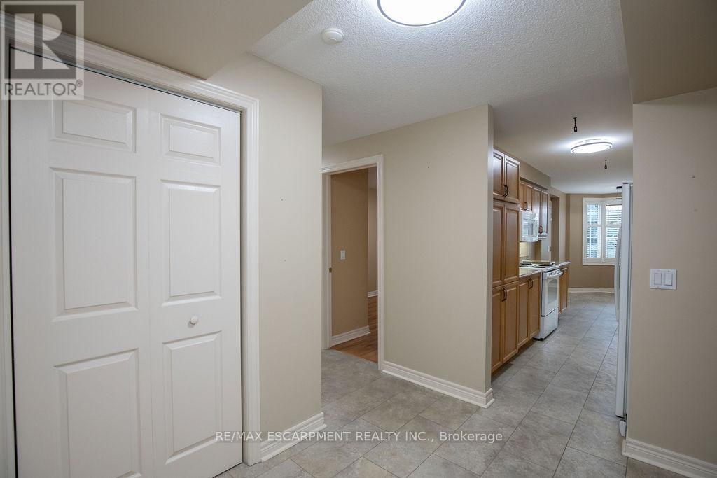 202 - 990 Golf Links Road, Hamilton, ON - Indoor Photo Showing Other Room