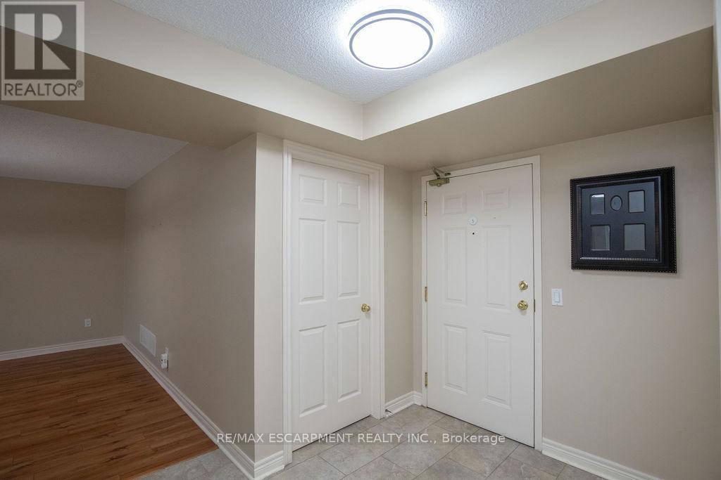 202 - 990 Golf Links Road, Hamilton, ON - Indoor Photo Showing Other Room
