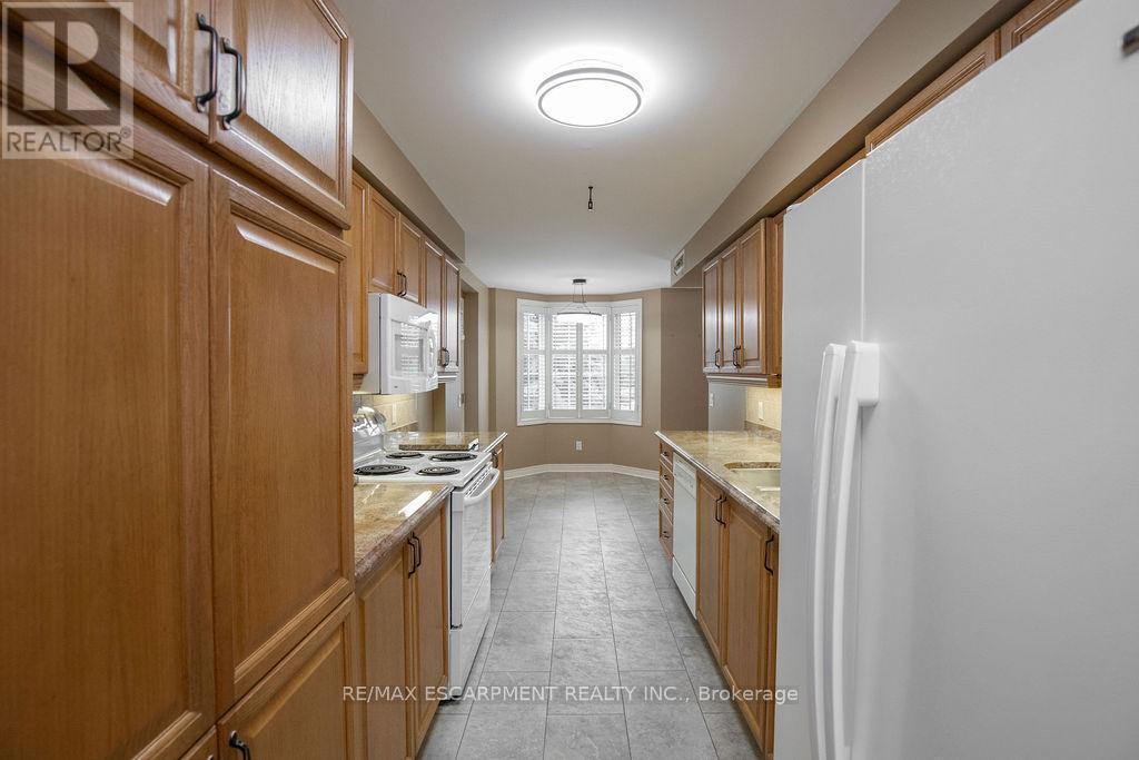 202 - 990 Golf Links Road, Hamilton, ON - Indoor Photo Showing Kitchen