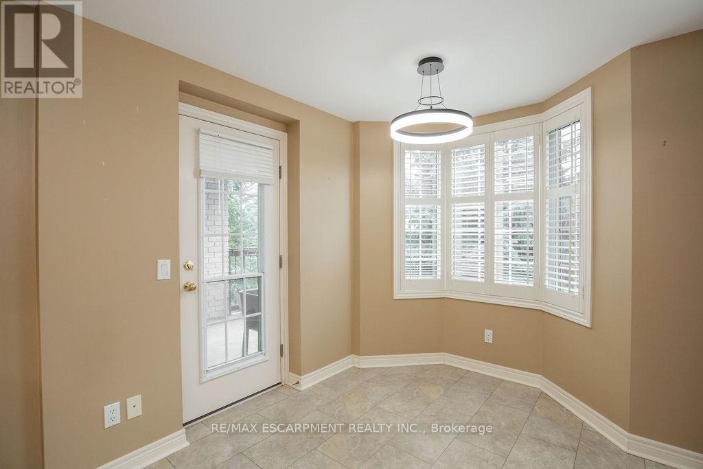 202 - 990 Golf Links Road, Hamilton, ON - Indoor Photo Showing Other Room