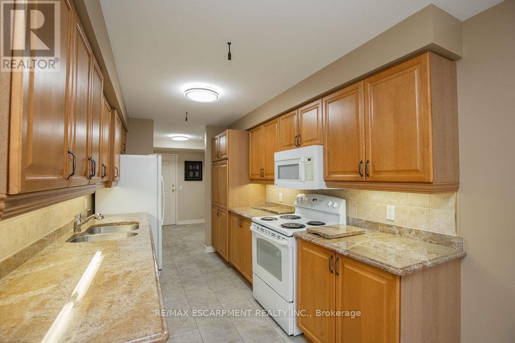 202 - 990 Golf Links Road, Hamilton, ON - Indoor Photo Showing Kitchen With Double Sink