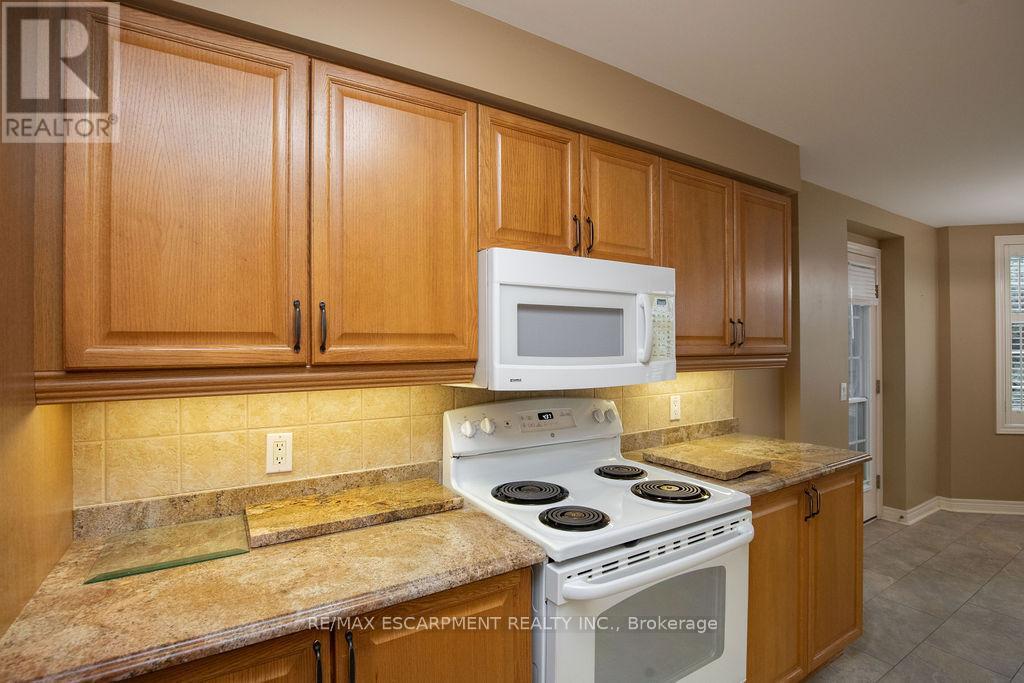 202 - 990 Golf Links Road, Hamilton, ON - Indoor Photo Showing Kitchen