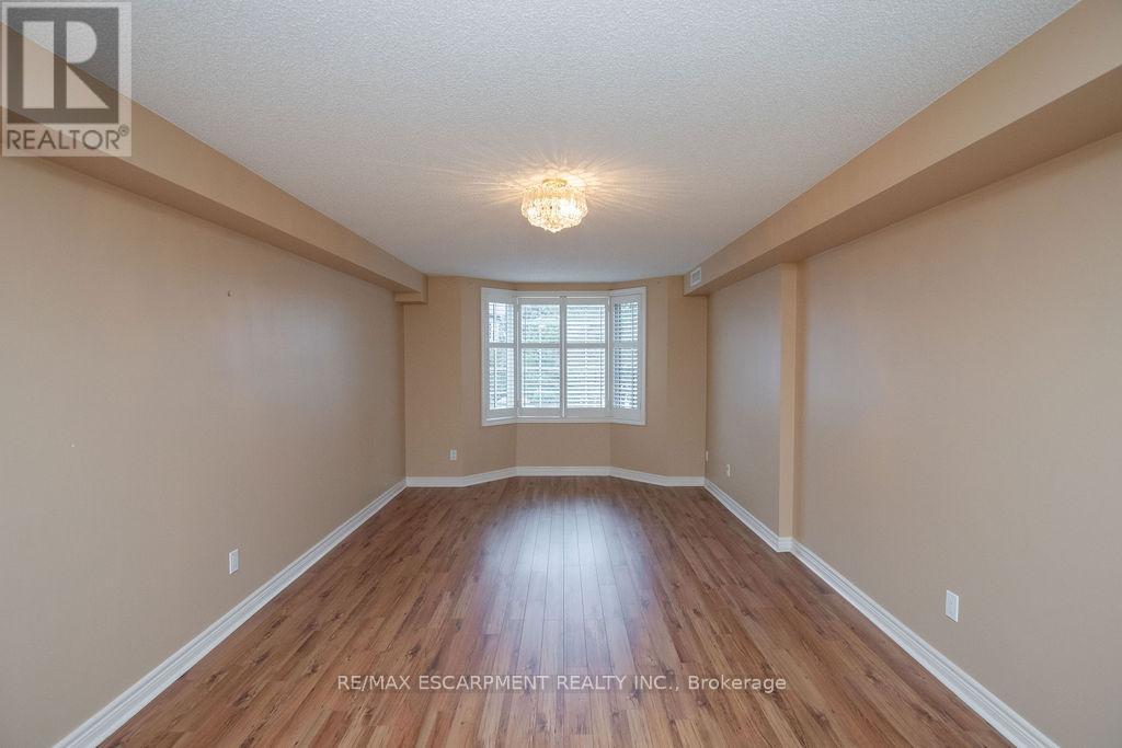 202 - 990 Golf Links Road, Hamilton, ON - Indoor Photo Showing Other Room