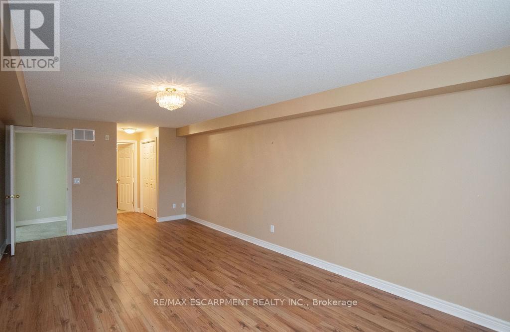 202 - 990 Golf Links Road, Hamilton, ON - Indoor Photo Showing Other Room