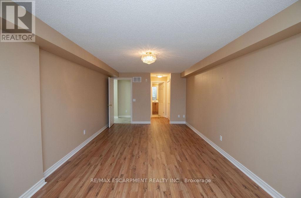 202 - 990 Golf Links Road, Hamilton, ON - Indoor Photo Showing Other Room