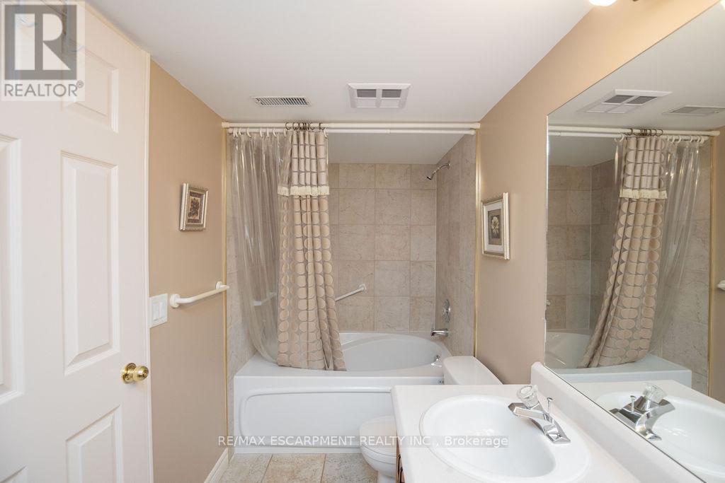 202 - 990 Golf Links Road, Hamilton, ON - Indoor Photo Showing Bathroom