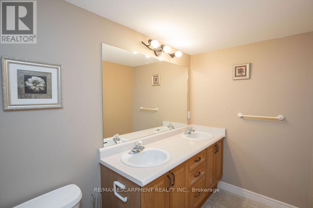 202 - 990 Golf Links Road, Hamilton, ON - Indoor Photo Showing Bathroom
