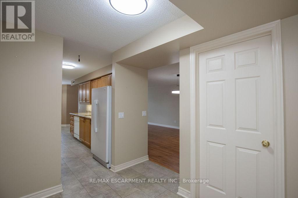 202 - 990 Golf Links Road, Hamilton, ON - Indoor Photo Showing Other Room
